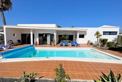 Stylish 3 bedroom holiday home with heated pool for sale in Playa Blanca