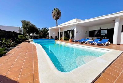 Stylish 3 bedroom holiday home with heated pool for sale in Playa Blanca
