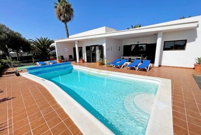 Stylish 3 bedroom holiday home with heated pool for sale in Playa Blanca