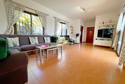 Stylish 3 bedroom holiday home with heated pool for sale in Playa Blanca