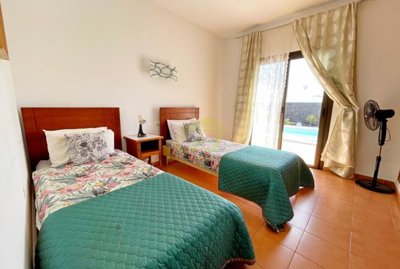 Stylish 3 bedroom holiday home with heated pool for sale in Playa Blanca