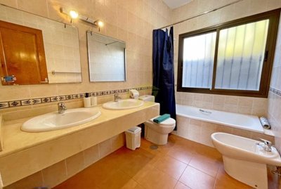 Stylish 3 bedroom holiday home with heated pool for sale in Playa Blanca