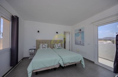 5 bedroom, 5 bathroom villa with separate guest apartment in El Cuchillo