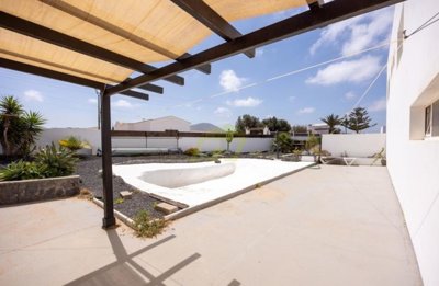 5 bedroom, 5 bathroom villa with separate guest apartment in El Cuchillo