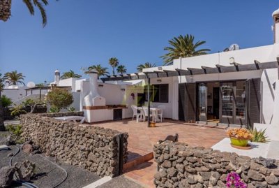Charming bungalow in gated community with pool in the heart of Playa Blanca