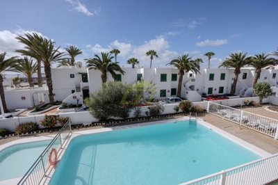 Top-floor 1 bedroom apartment in with communal pool