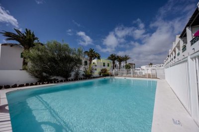 Top-floor 1 bedroom apartment in with communal pool