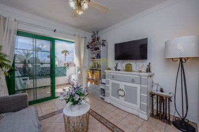 Top-floor 1 bedroom apartment in with communal pool
