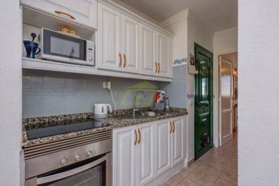 Top-floor 1 bedroom apartment in with communal pool