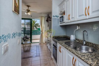 Top-floor 1 bedroom apartment in with communal pool