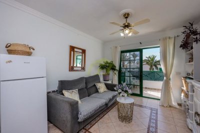 Top-floor 1 bedroom apartment in with communal pool