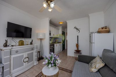 Top-floor 1 bedroom apartment in with communal pool