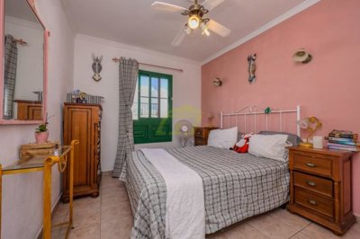 Top-floor 1 bedroom apartment in with communal pool