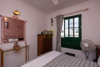 Top-floor 1 bedroom apartment in with communal pool