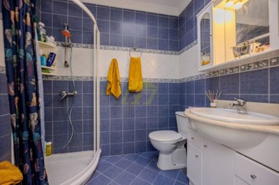 Top-floor 1 bedroom apartment in with communal pool