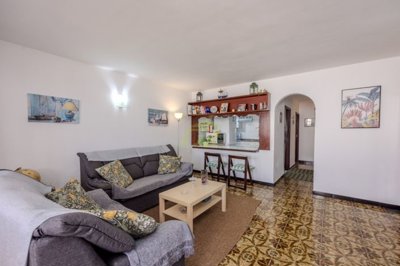 2 bedroom ground floor apartment just 50m from the front line