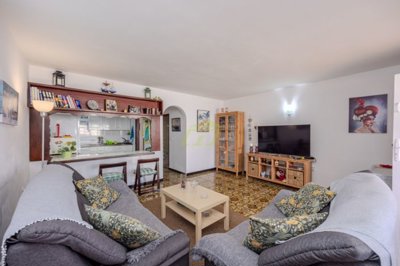 2 bedroom ground floor apartment just 50m from the front line