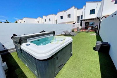 Well presented 2 bedroom property in Playa Blanca