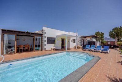 Stunning corner plot property offers privacy and generous outdoor space