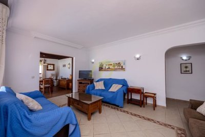Stunning corner plot property offers privacy and generous outdoor space