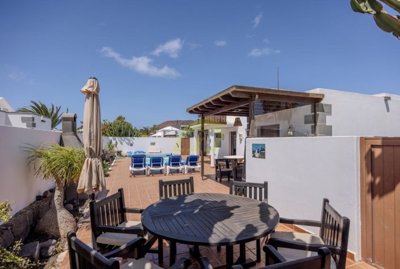 Stunning corner plot property offers privacy and generous outdoor space