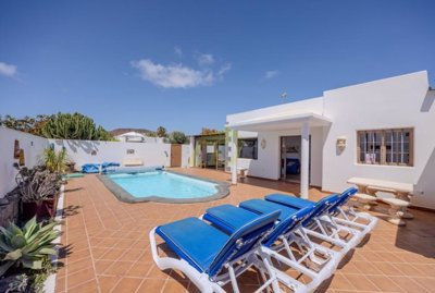 Stunning corner plot property offers privacy and generous outdoor space