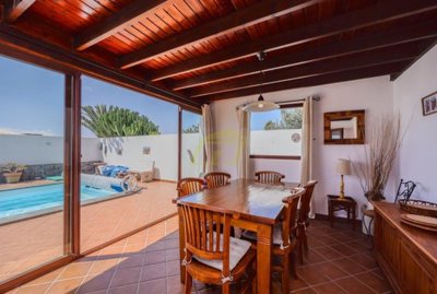 Stunning corner plot property offers privacy and generous outdoor space