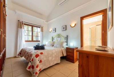 Stunning corner plot property offers privacy and generous outdoor space