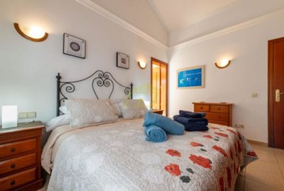 Stunning corner plot property offers privacy and generous outdoor space