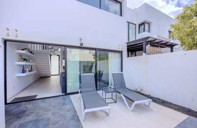 2 Bedroom duplex on quiet complex with communal pool in Costa Teguise