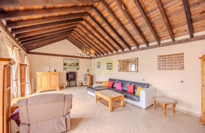 Beautiful 3 bedroom villa located in an elevated position in Los Mojones with sea views