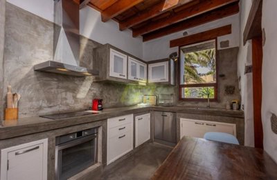 A Peaceful Retreat in Los Valles – Rustic Elegance Meets Modern Comfort