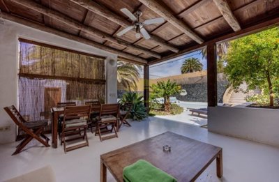 A Peaceful Retreat in Los Valles – Rustic Elegance Meets Modern Comfort
