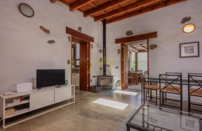 A Peaceful Retreat in Los Valles – Rustic Elegance Meets Modern Comfort