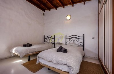 A Peaceful Retreat in Los Valles – Rustic Elegance Meets Modern Comfort