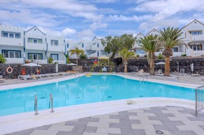 Fully furnished apartment with pool views in Matagorda