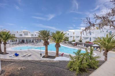 Fully furnished apartment with pool views in Matagorda