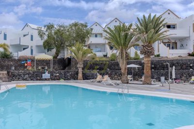 Fully furnished apartment with pool views in Matagorda
