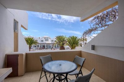 Fully furnished apartment with pool views in Matagorda
