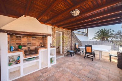 Expansive private plot, sea views, and great potential