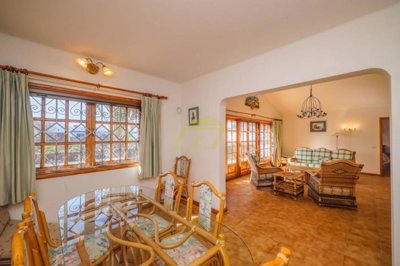 Expansive private plot, sea views, and great potential