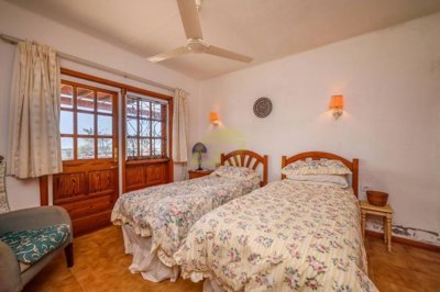 Expansive private plot, sea views, and great potential