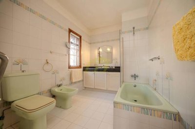 Expansive private plot, sea views, and great potential