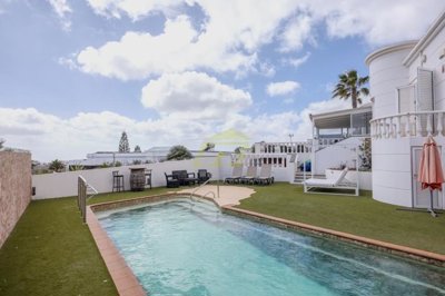 Incredible villa with private driveway, pool and sea views