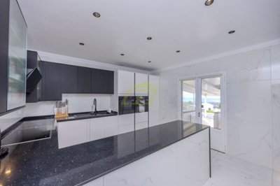 Incredible villa with private driveway, pool and sea views