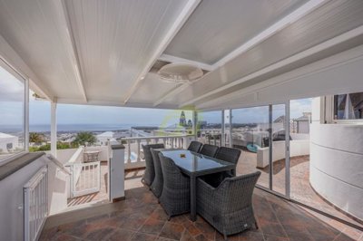 Incredible villa with private driveway, pool and sea views