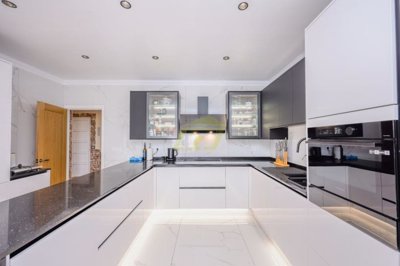Incredible villa with private driveway, pool and sea views
