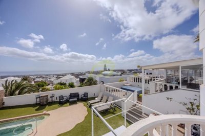 Incredible villa with private driveway, pool and sea views