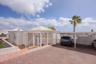 Incredible villa with private driveway, pool and sea views
