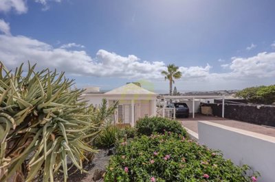 Incredible villa with private driveway, pool and sea views